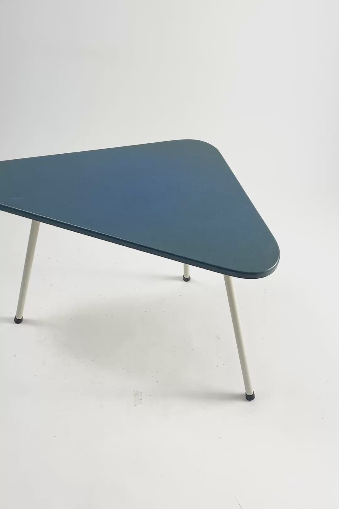 ビデオを読み込む: Triangular Coffee Table with Blue Top / 三角形テーブル ブルー天板
