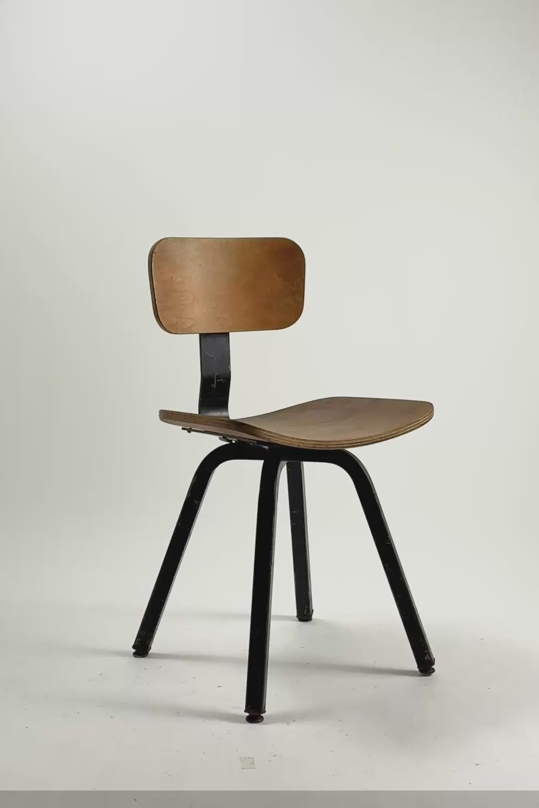 ビデオを読み込む: Vintage Industrial Swivel Chair / ヴィンテージ インダストリアル スイベルワークチェア（Rowacスタイル）