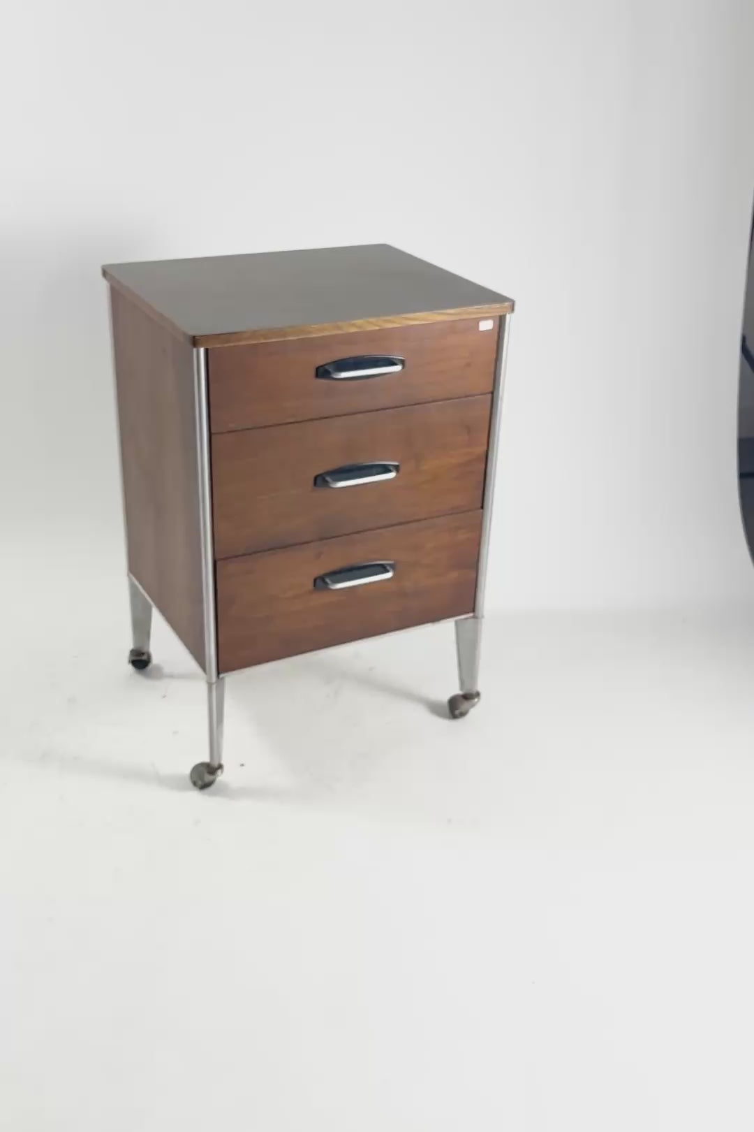 Load video: Medical Cabinet by Raymond Lowey / ３段メディカルキャビネット