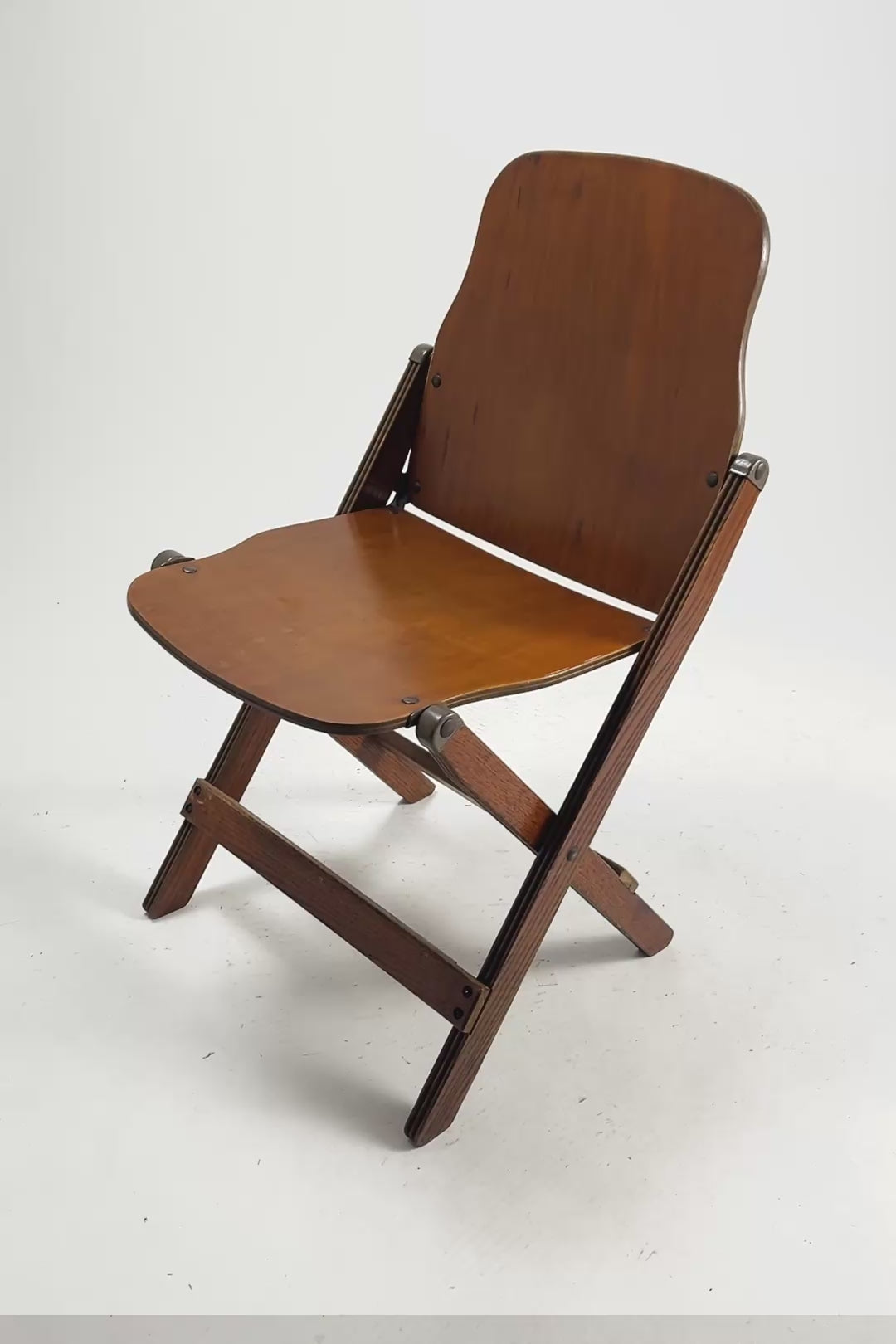 Load video: American Seating Company Folding Chair / アメリカン・シーティング・カンパニー フォールディングチェア