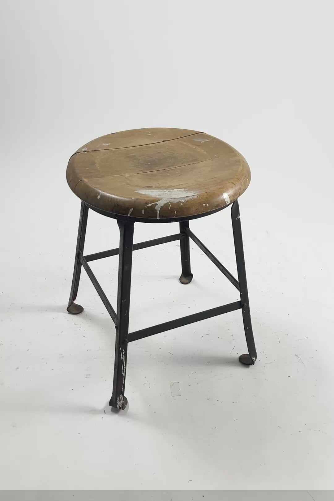 Load video: Vintage Industrial Metal Stool / ヴィンテージ インダストリアル メタルスツール