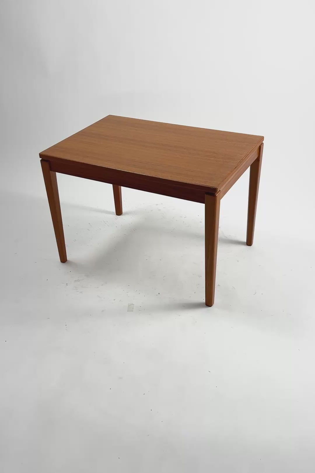 Load video: Swedish Vintage Teak Coffee Table / スウェーデン製 ヴィンテージ チーク コーヒーテーブ