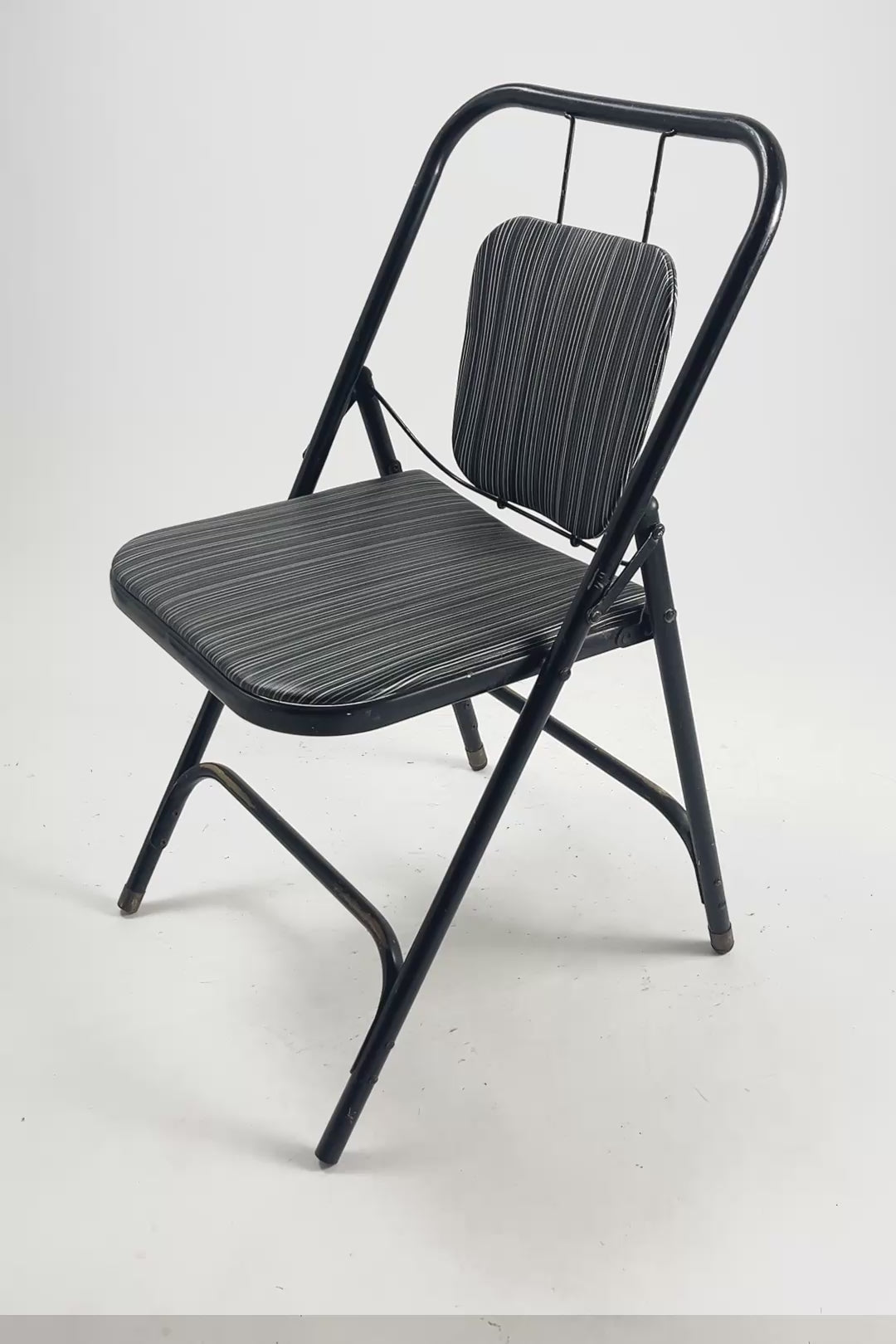 ビデオを読み込む: Metal Folding Chair / 金属フレームの折りたたみ椅子