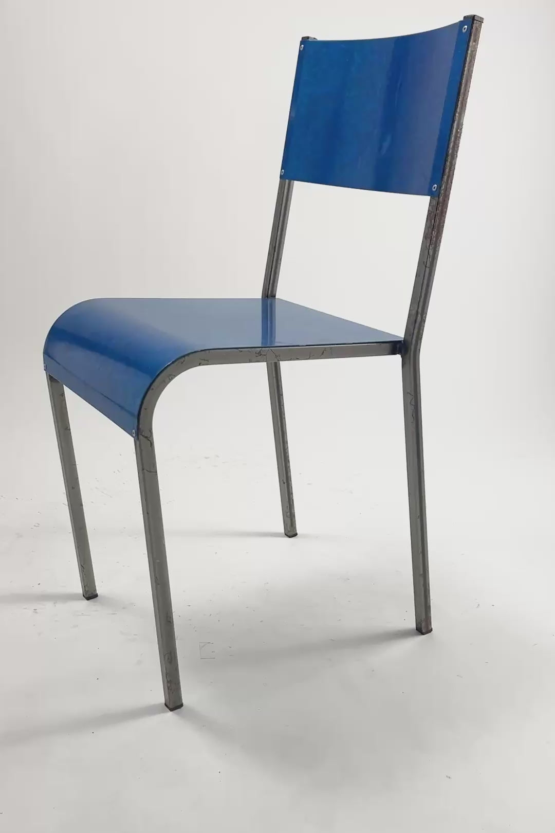 Load video: Blue Metal Chair by Parisotto / ブルーメタルチェア
