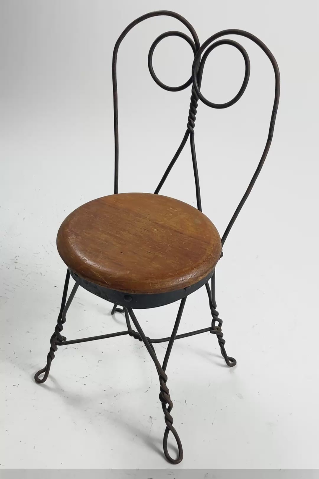 ビデオを読み込む: Twist Leg Kids Chair / ツイストレッグ キッズチェア