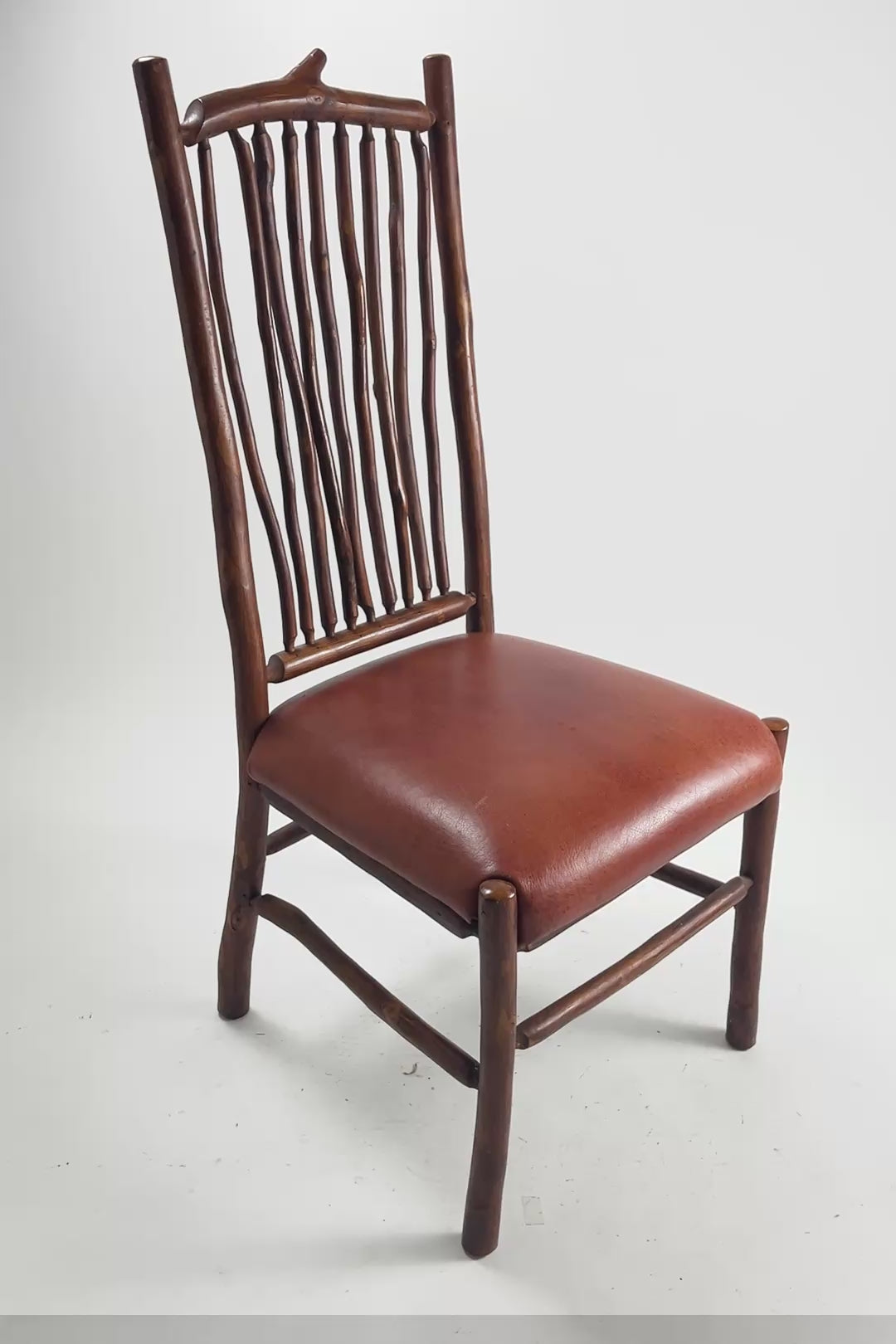 ビデオを読み込む: High Back Spindle Chair with Leather Seat / レザー座面 木のスピンドルチェア
