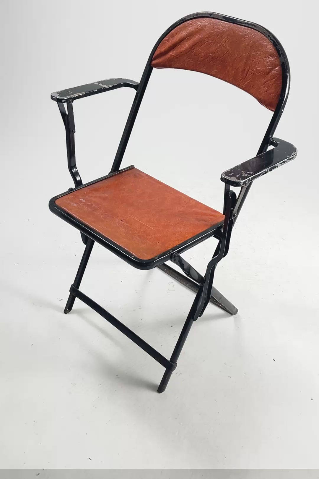 Load video: Metal Frame Folding Chair / メタルフレーム折りたたみチェア
