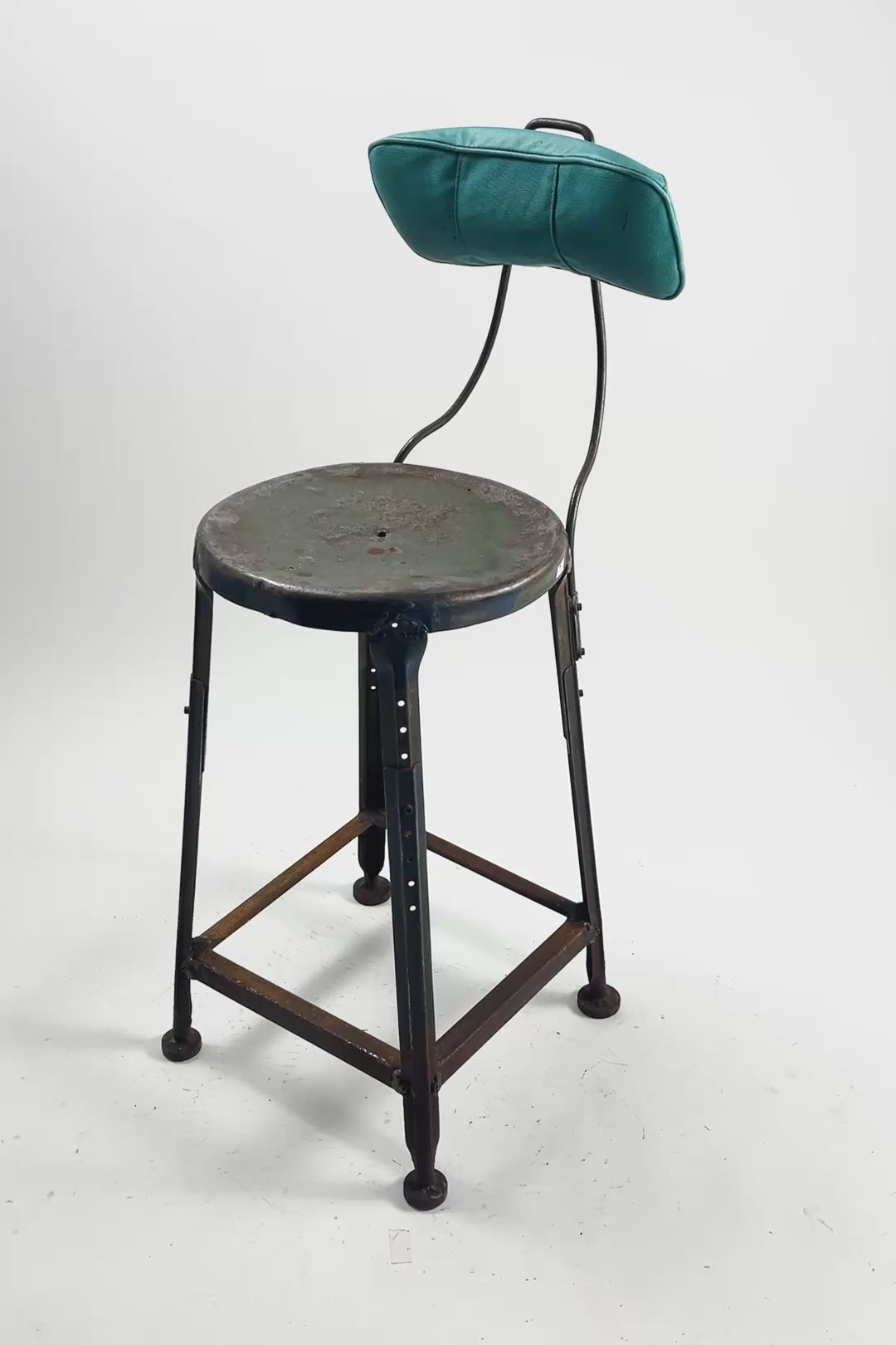ビデオを読み込む: Vintage Industrial Stool with Adjustable Backrest / ヴィンテージ インダストリアル スツール（バックレスト付）