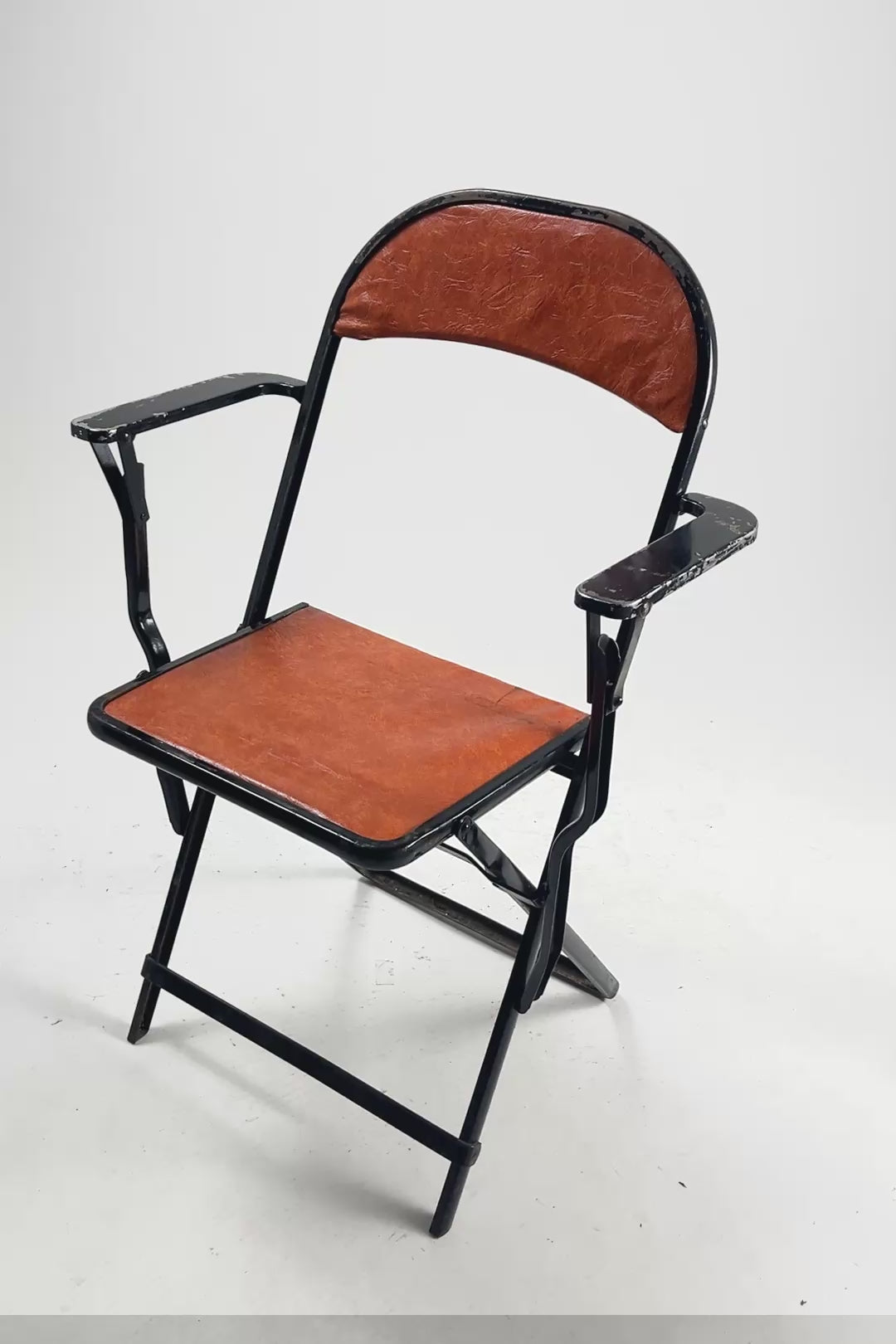 Load video: Metal Frame Folding Chair / メタルフレーム折りたたみチェア