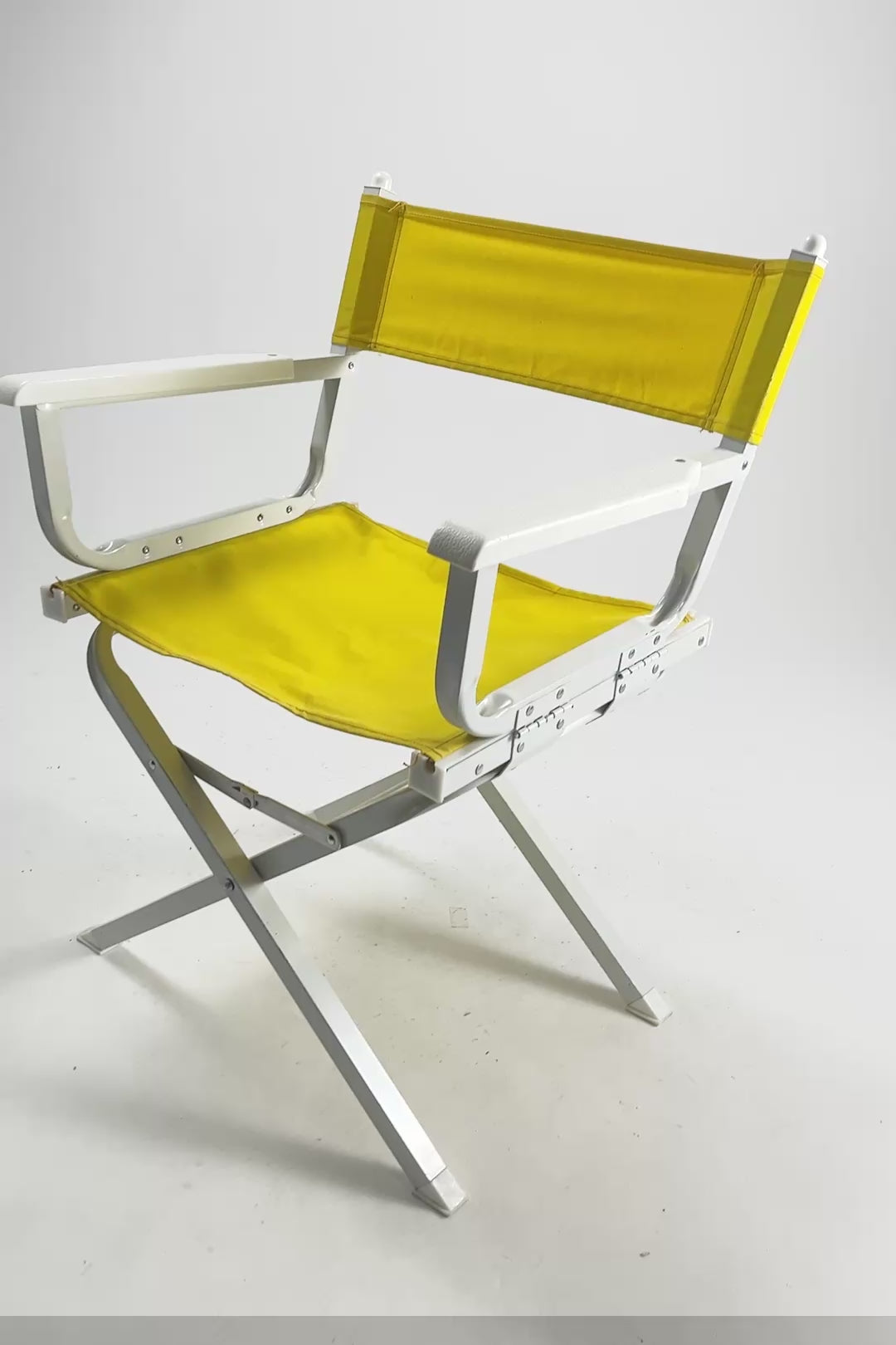 ビデオを読み込む: Yellow &amp; White Striped Director's Chair / 黄色×白 ディレクターズチェア