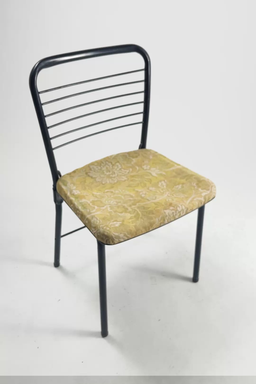 Load video: Metal Frame Folding Chair / メタルフレーム折りたたみ椅子