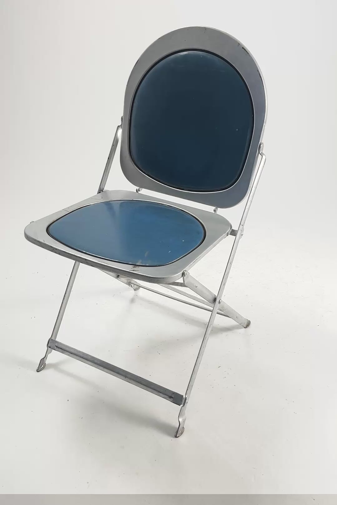 ビデオを読み込む: Blue Folding Chair / ブルー 折りたたみ椅子