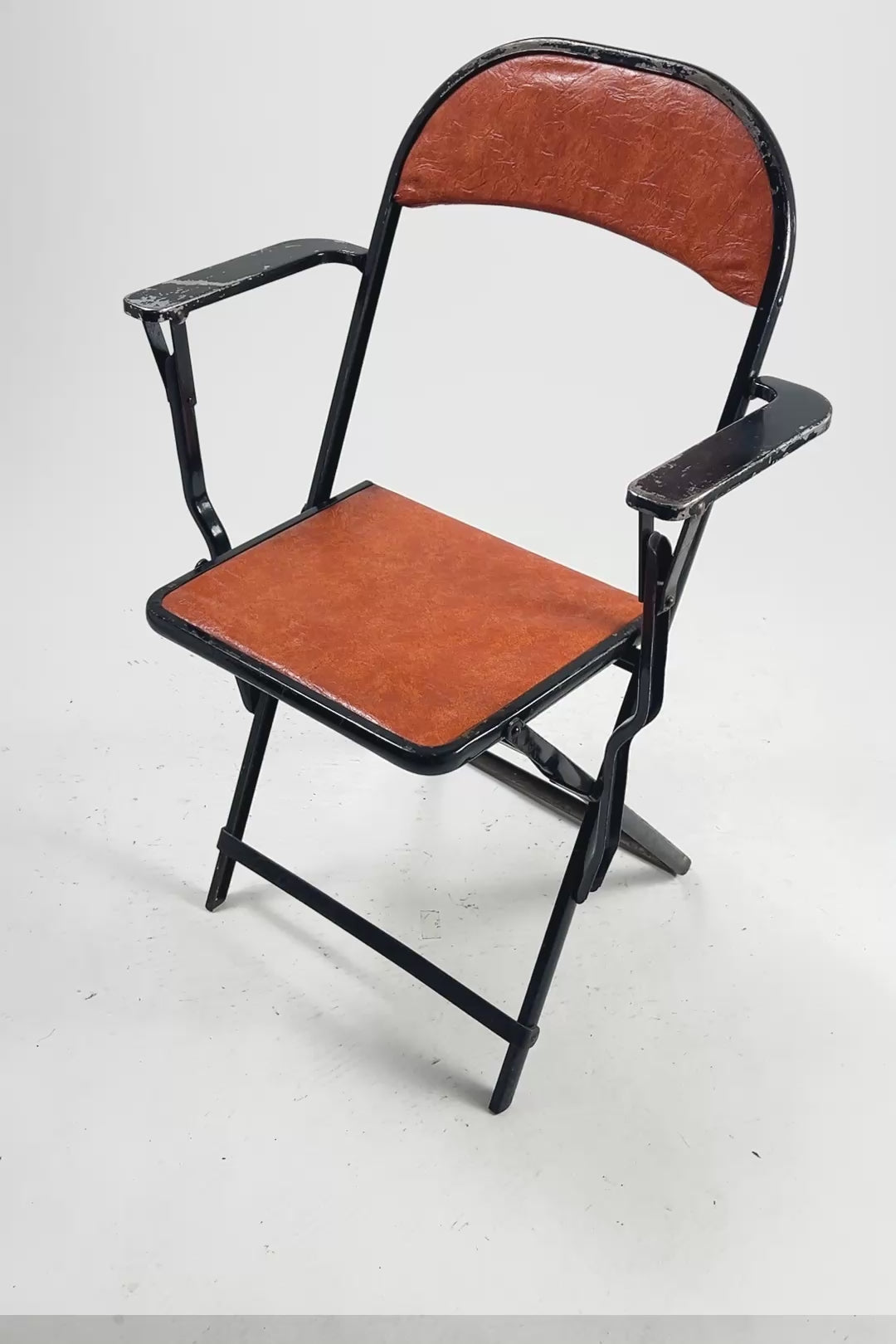 ビデオを読み込む: Metal Folding Chair with Armrests / メタルフレーム折りたたみ椅子