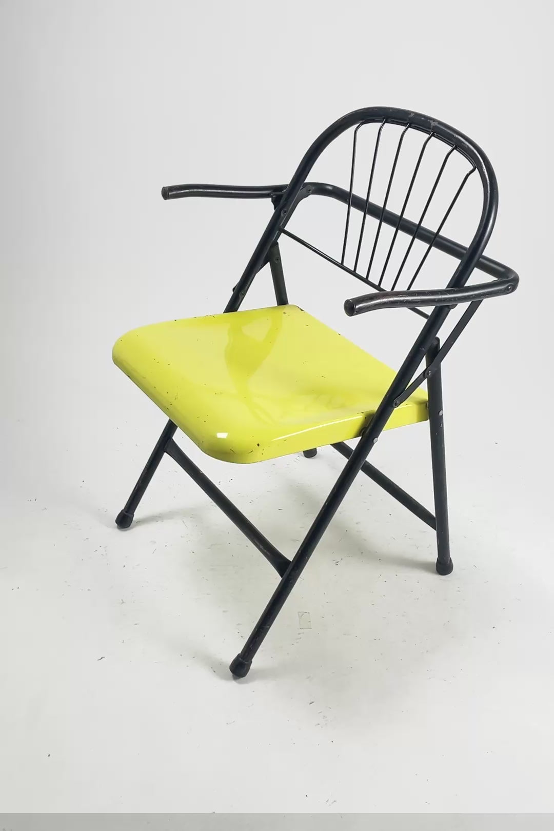 ビデオを読み込む: Metal Folding Chair with Armrests / メタルアーム付き折りたたみ椅子