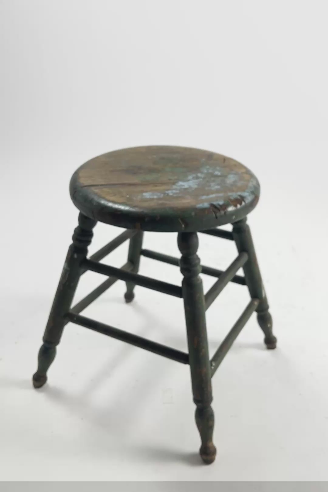 Load video: Wooden Tripod Stool / 木製スツール