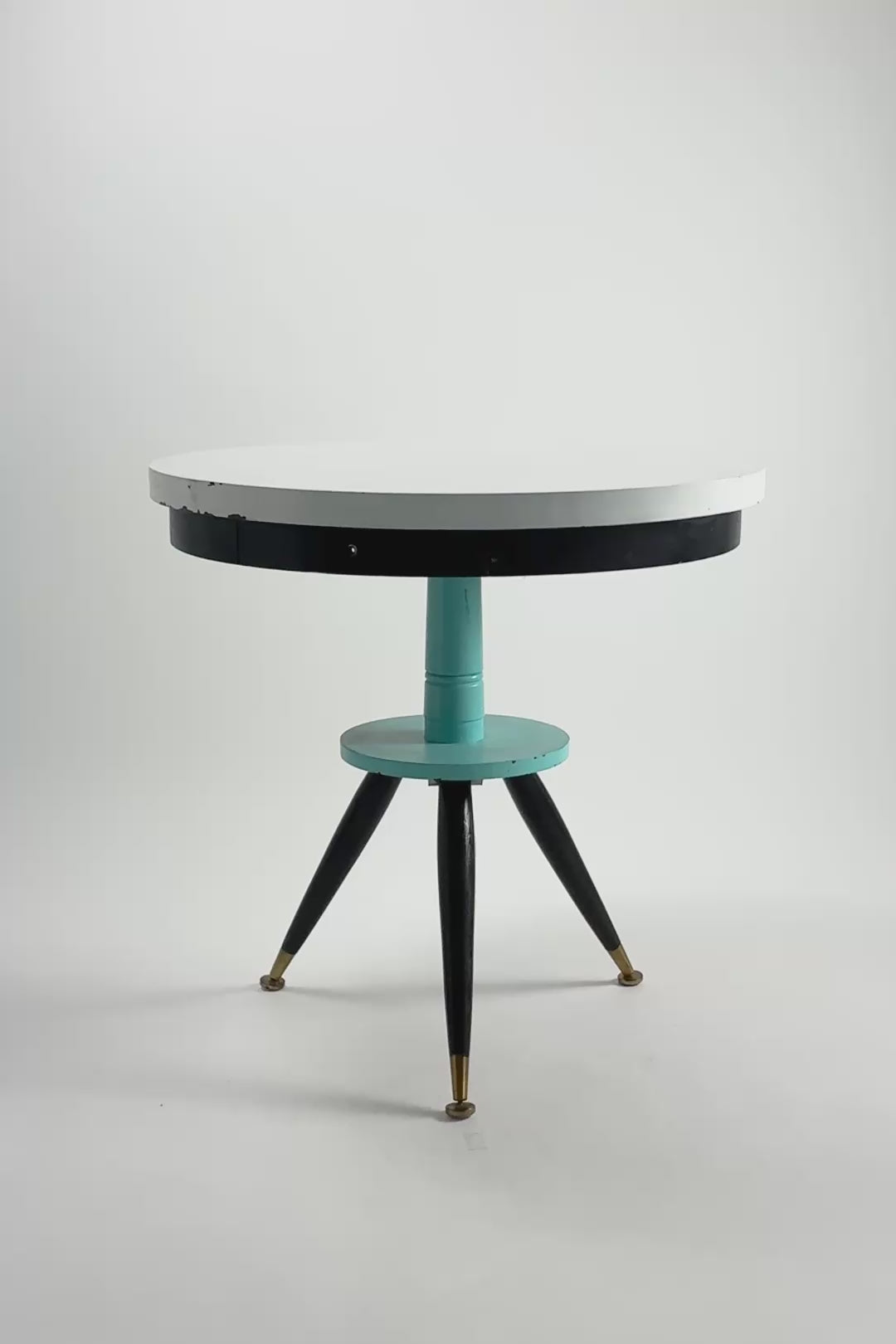 ビデオを読み込む: Spacey Style Round Table / スペーシーなラウンドテーブル