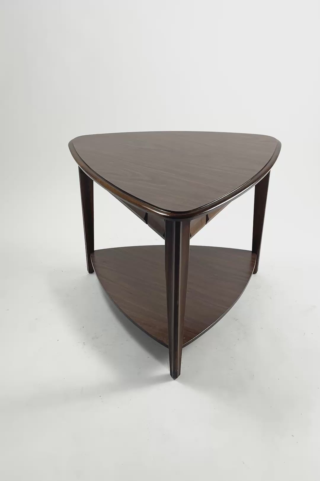 ビデオを読み込む: Triangle Coffee Table / トライアングル コーヒー テーブル