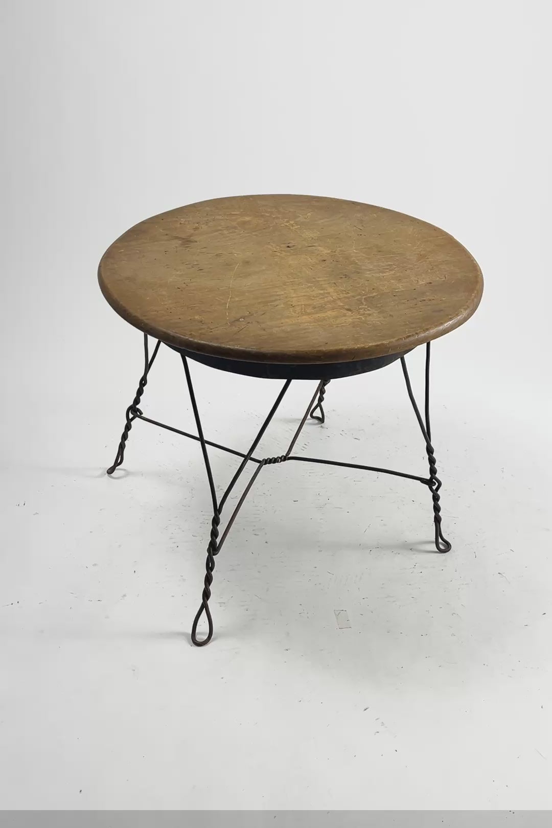 ビデオを読み込む: Twist Leg Low Table / ツイストレッグローテーブル