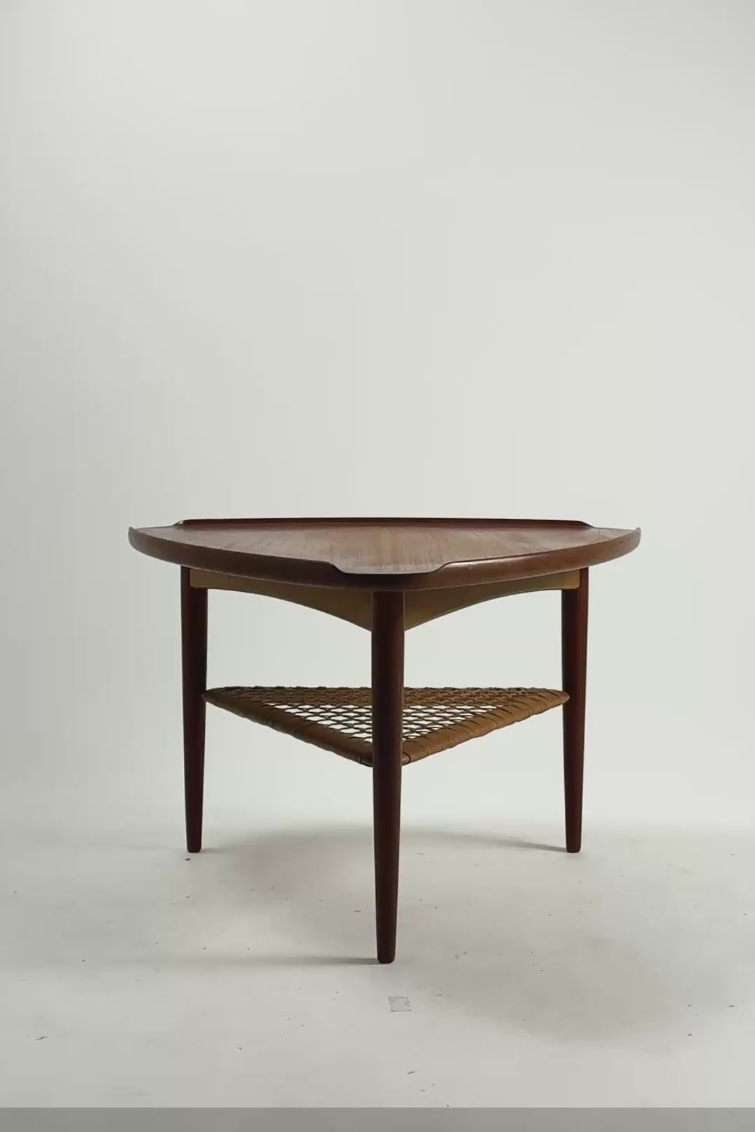 ビデオを読み込む: Triangular Coffee Table with Cane Shelf by Johannes Andersen / ヨハネス・アンデルセン 三角形コーヒーテーブル（ラタン棚付き）
