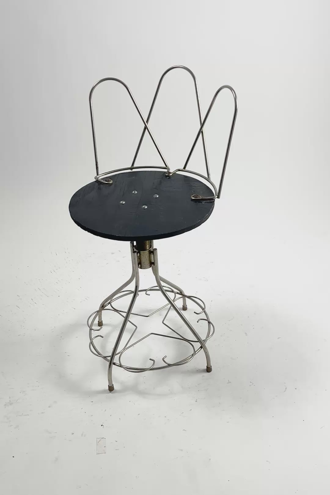 Load video: Vintage Vanity Chair / ヴィンテージ バニティーチェア