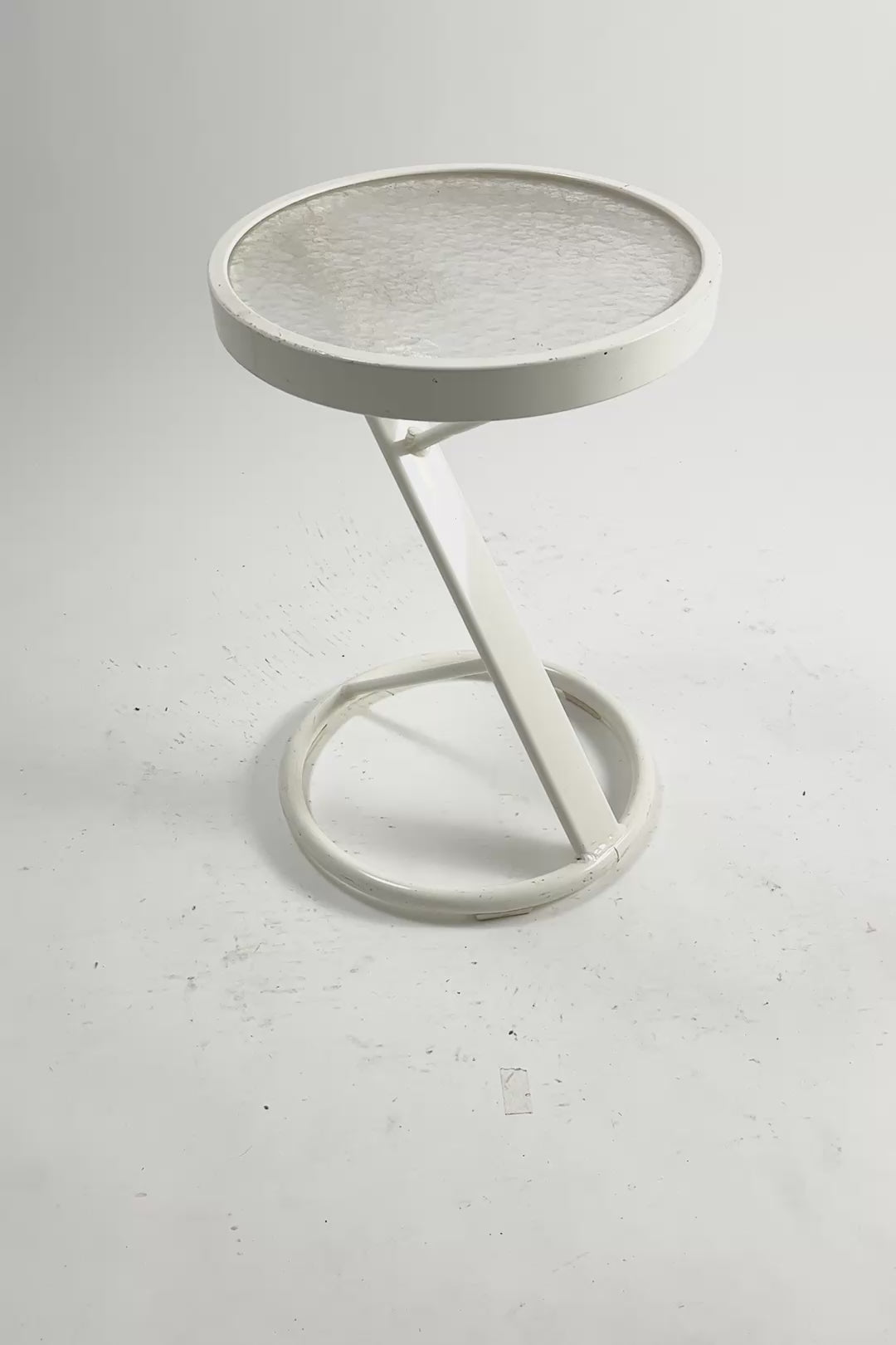 ビデオを読み込む: Z-Shape  Round Tea Table Acrylic by Tropitone / Z型 トロピトンティーテーブル