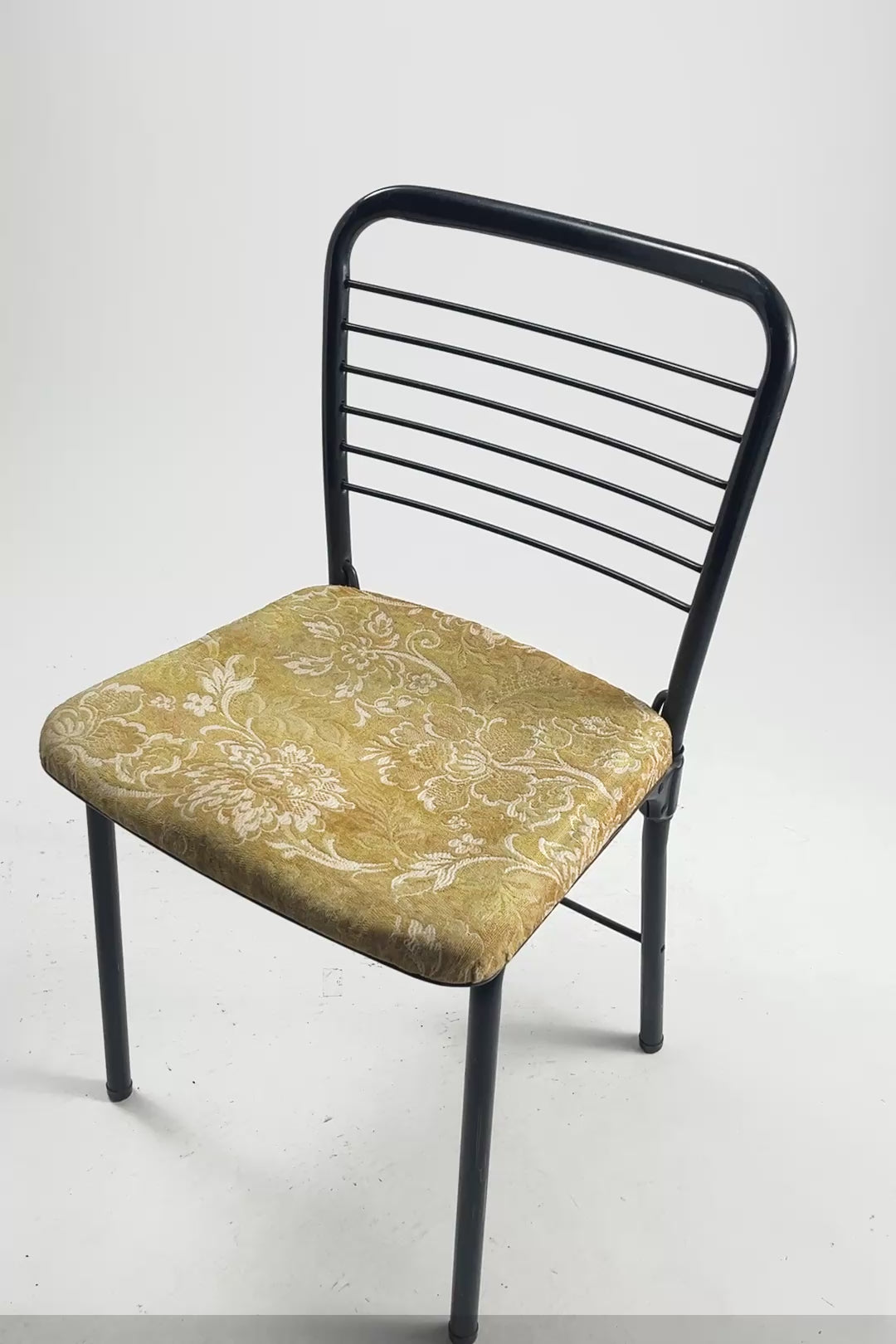 Load video: Metal Frame Folding Chair / メタルフレーム 折りたたみ椅子